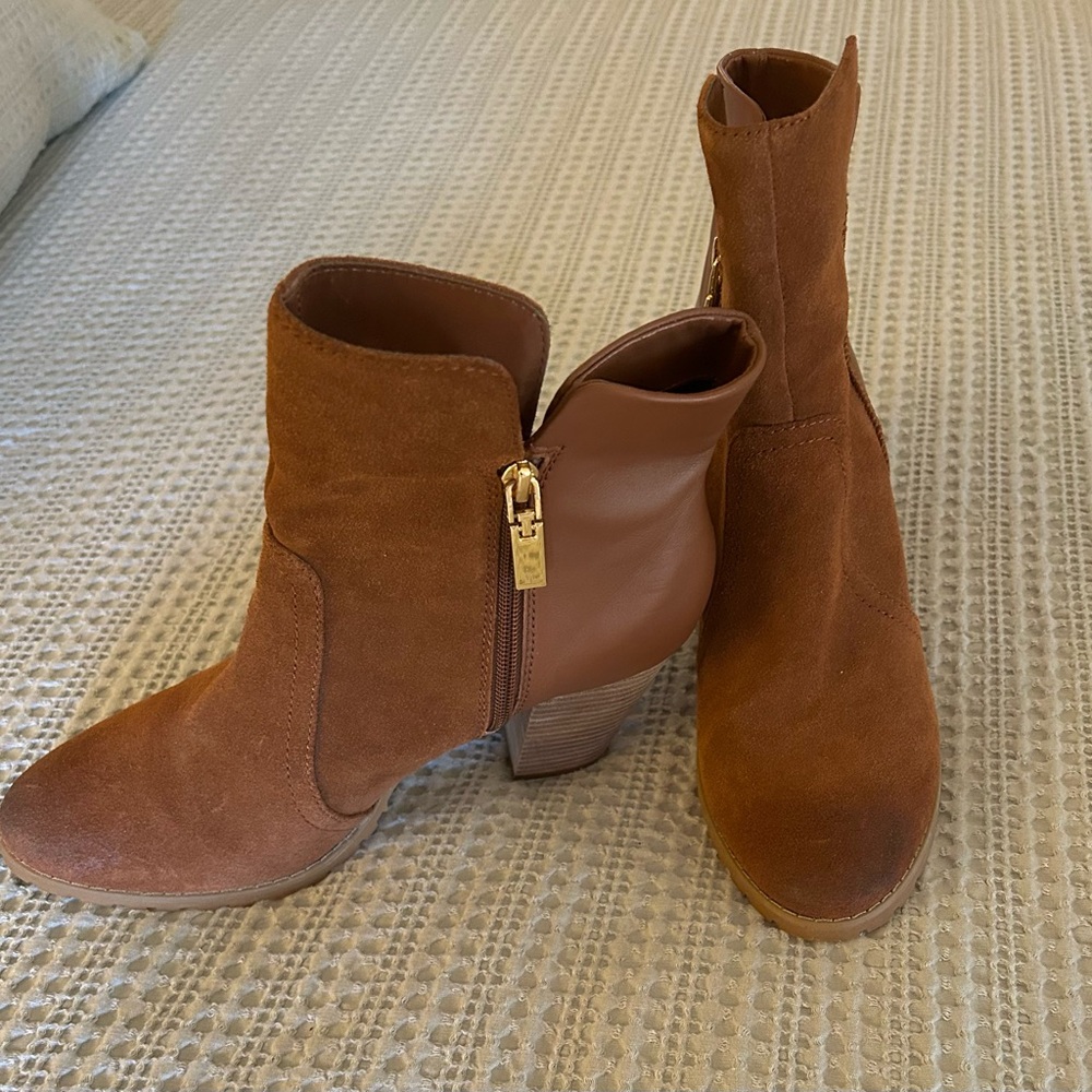 NWOT Tahari Chestnut Suede/Leather mix Ankle Boots Sz. 10.